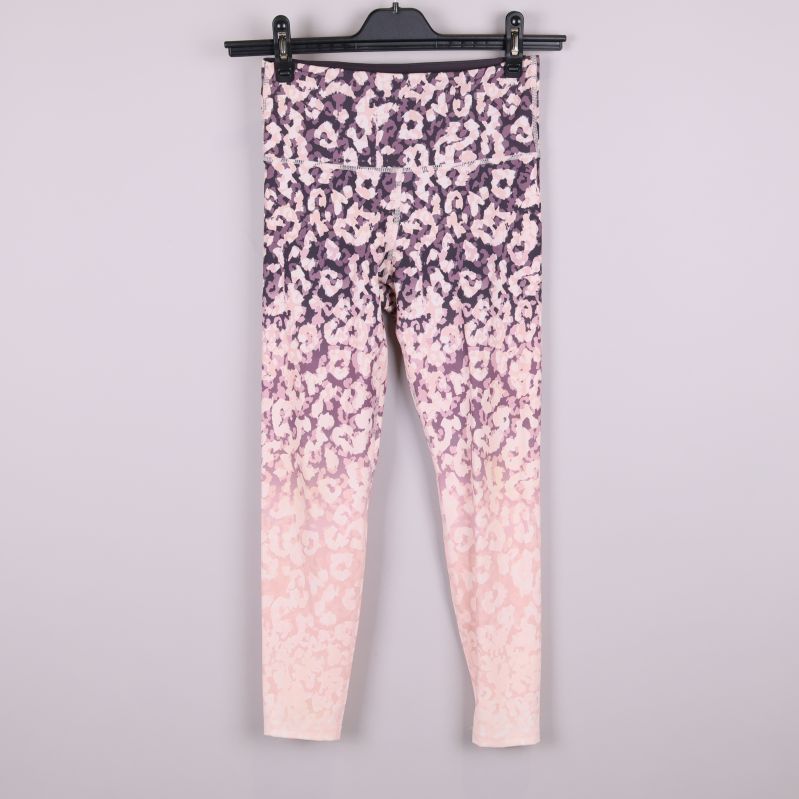 Baksida av mönstrade leggings i rosa och lila