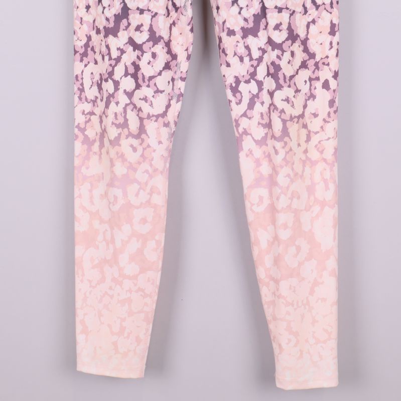 Ben- och nedre delen av tights med ljust mönster