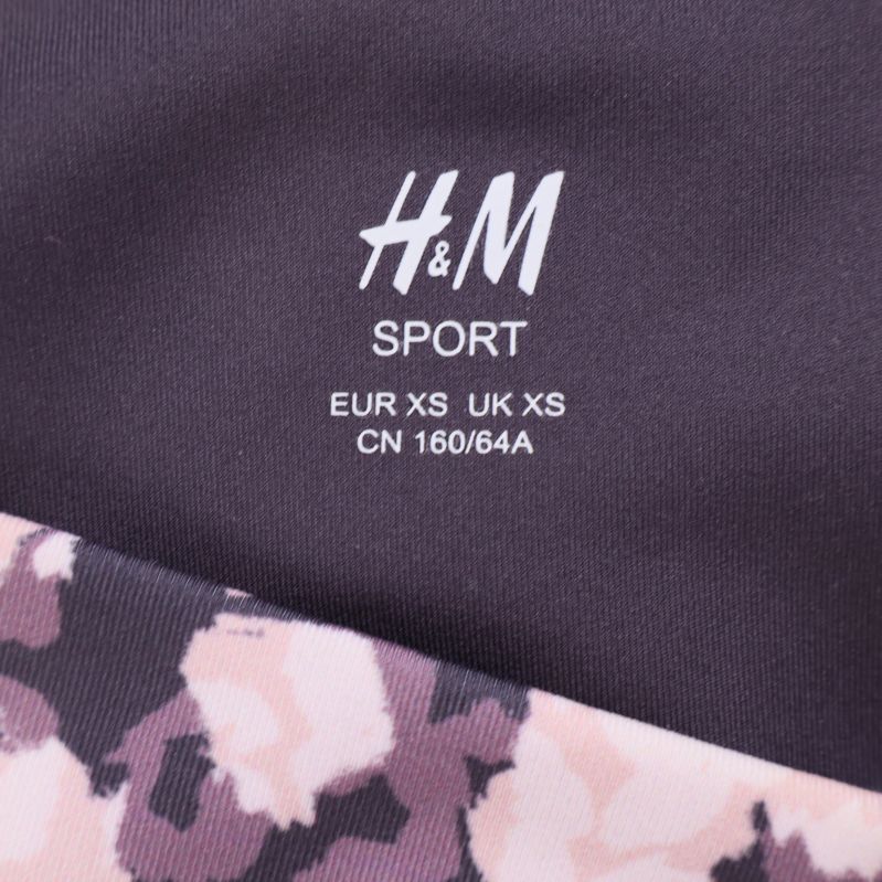 Närbild på H&M Sport-logotyp med storleksangivelse XS