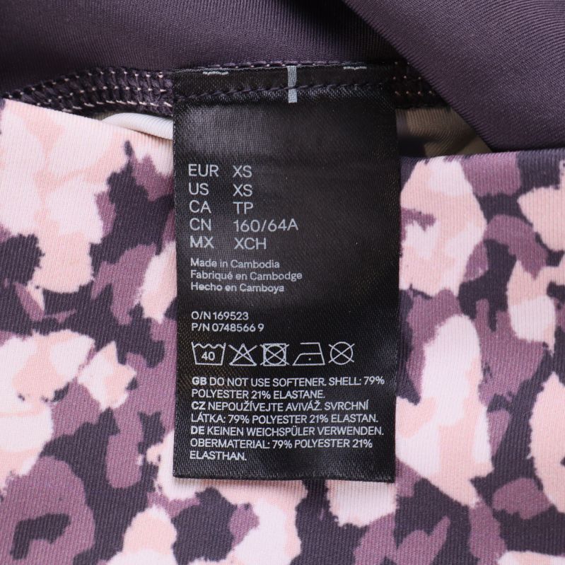 Tvätt- och materialetikett visar 79% polyester, 21% elastan