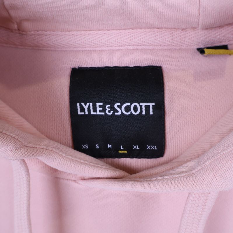 Närbild på Lyle & Scott märkning på hoodie