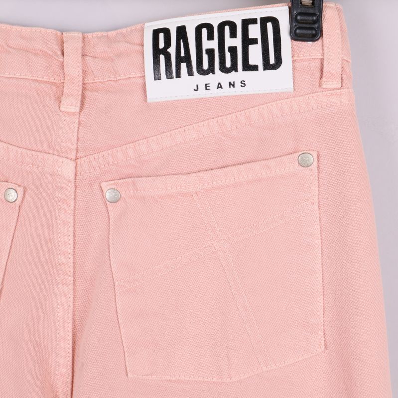 Närbild på bakficka och Ragged Jeans etikett