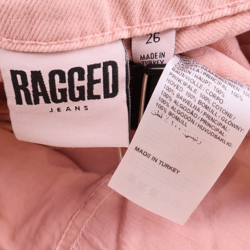 Etiketter inuti byxan och tvättråd synliga