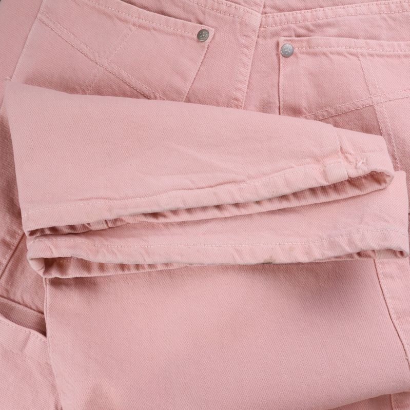 Uppvikt benkant på rosa cargobyxa