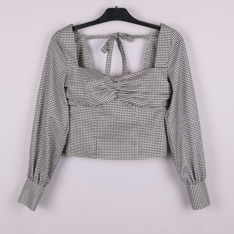 Rutig topp med långa ärmar och knytband framtill