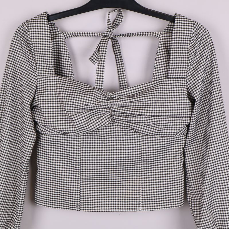 Framstycke på rutig topp med twistad detalj