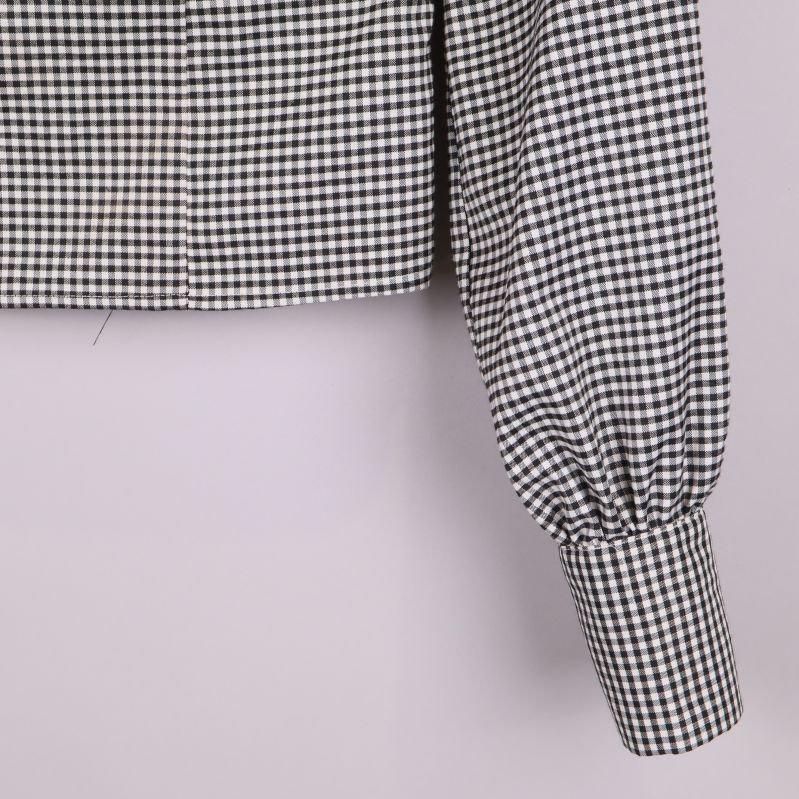 Avslut och manschett på ärm av rutig topp