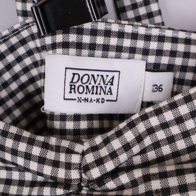 Närbild på etikett från Donna Romina x NA-KD