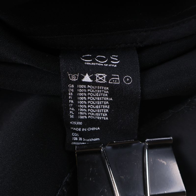 Materiallapp med 100% polyester inuti svart klänning