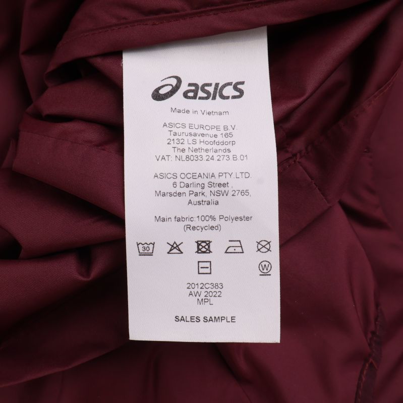 Tvättlapp från Asics med materialinformation polyester
