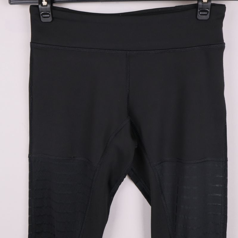 Närbild på överdelen av tightsen med bred midja