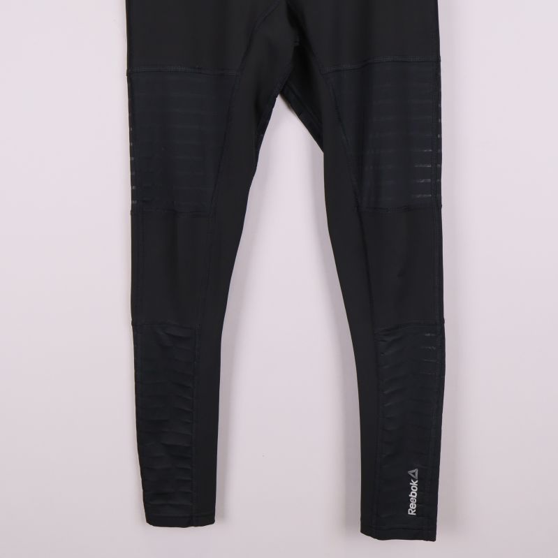 Närbild på nedre delen av tightsens ben med struktur