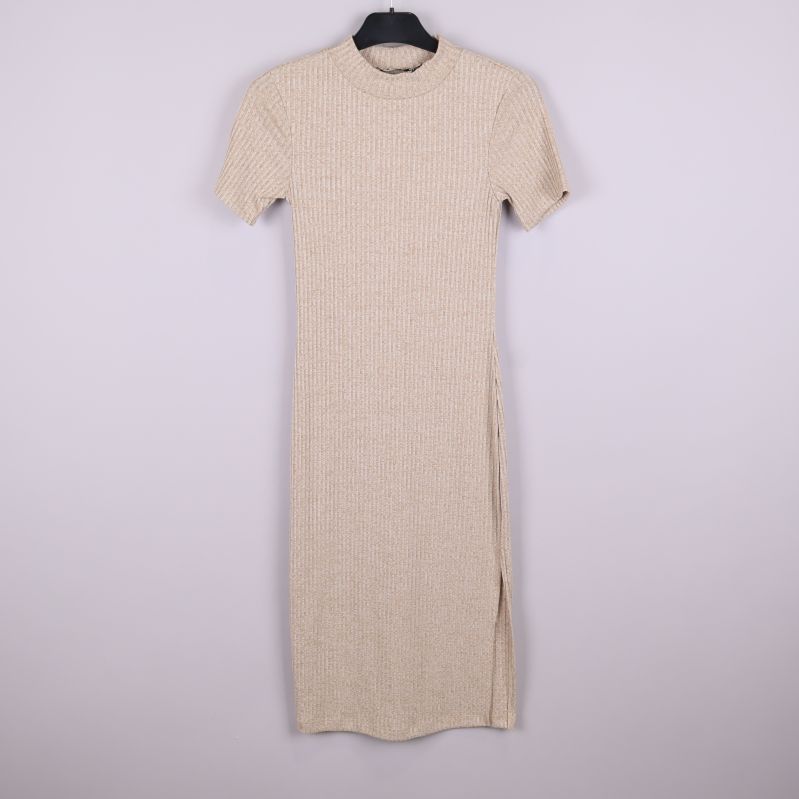 Beige ribbad midiklänning med kort ärm, framifrån