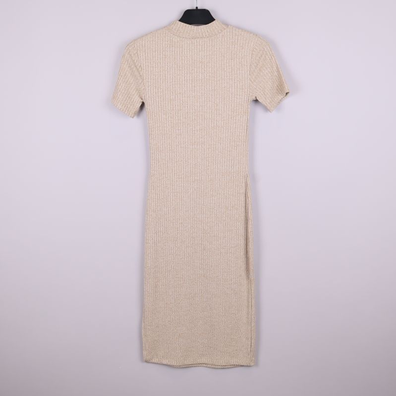 Baksidan av beige ribbad midiklänning med sidslits