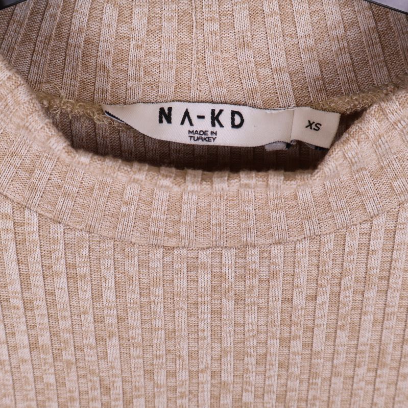 Närbild på ribbad struktur och NA-KD etikett