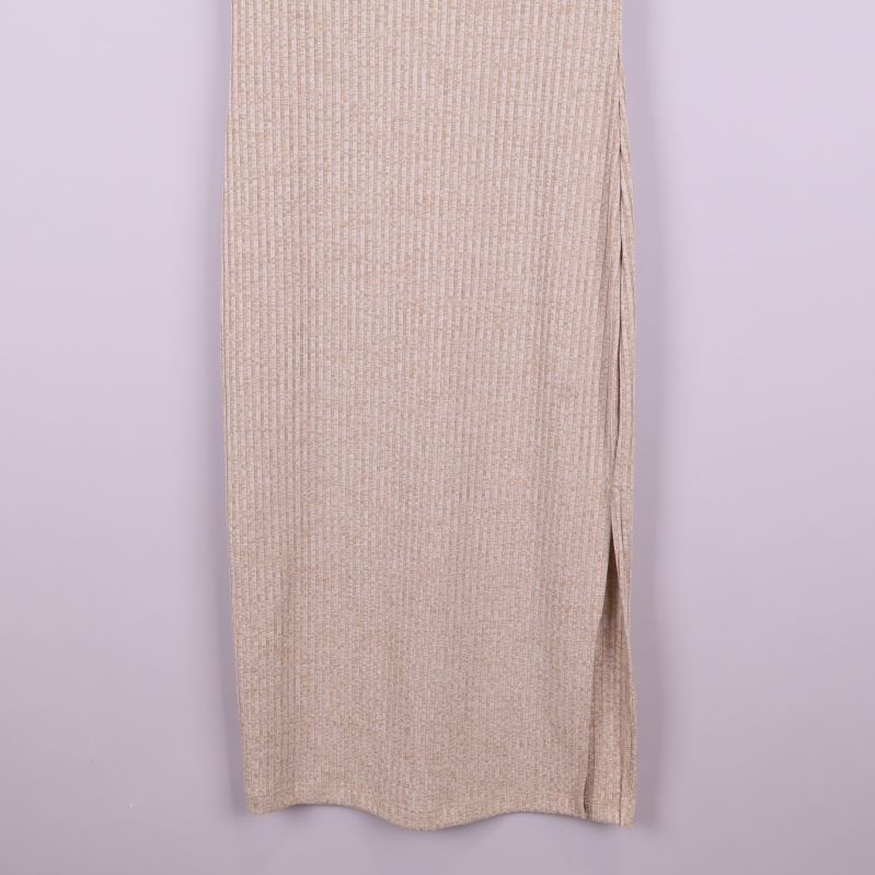 Nedre del av klänningen med sidslits synlig