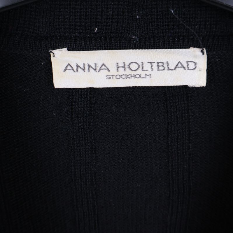 Närbild på etikett med text Anna Holtblad Stockholm