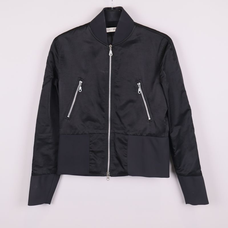 Svart bomberjacka med synliga blixtlåsfickor och ståkrage framifrån