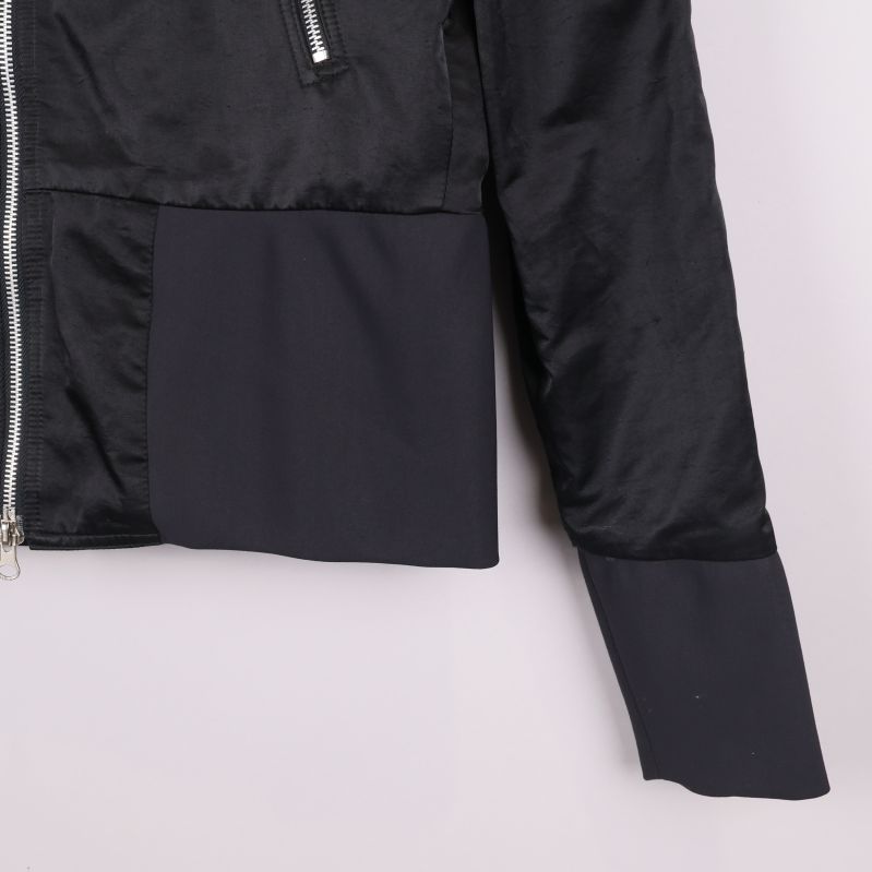 Ribbade muddar och nedre del av jackan med fickor