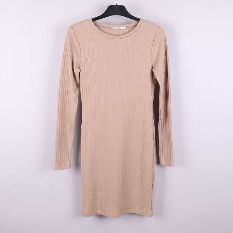 Ribbstickad beige klänning med lång ärm, framsidan