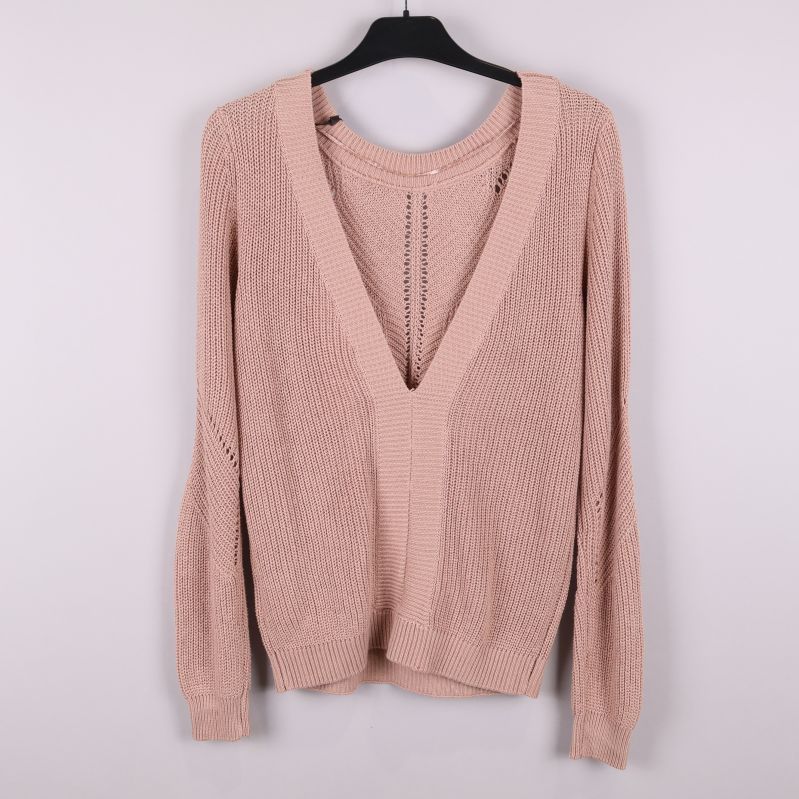 Stickad tröja med djup V-ringning bak