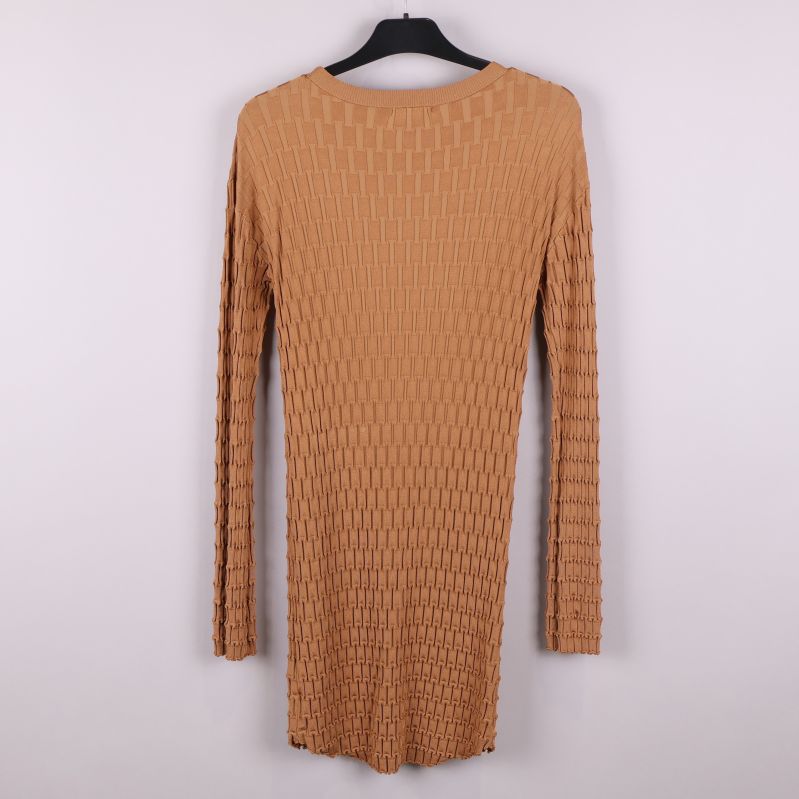 Beige långärmad stickad structuretröja bakifrån