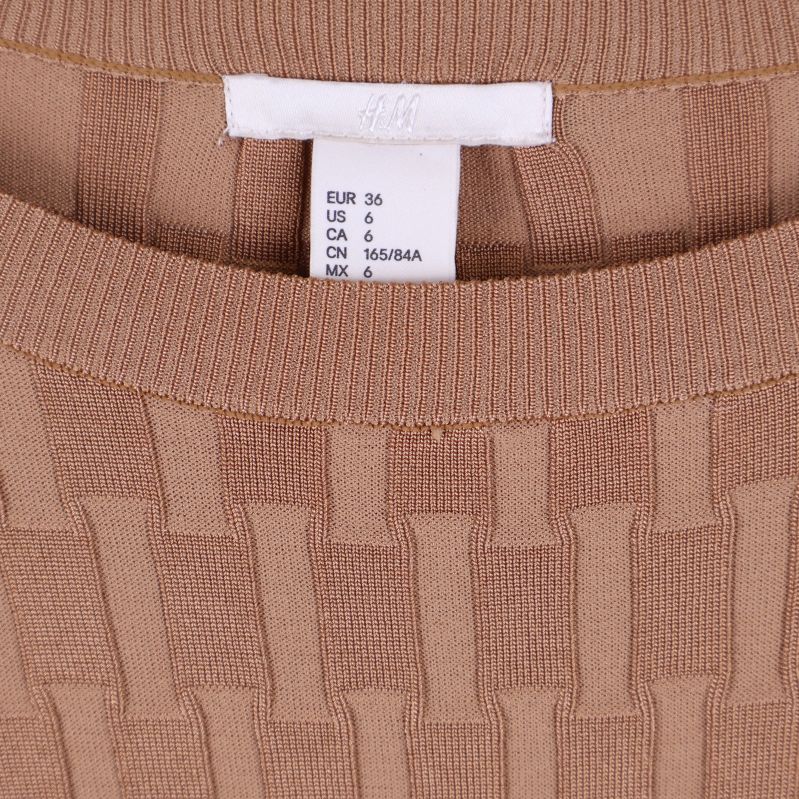 Närbild av halsringning och storleksetikett EUR 36