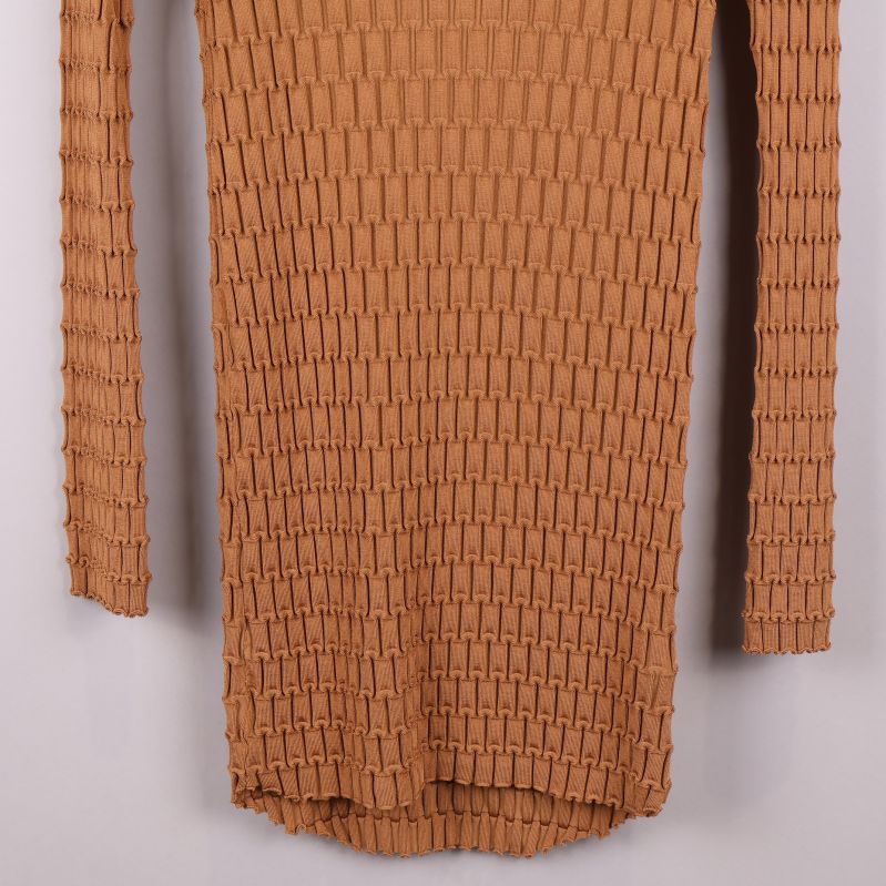 Närbild nedre delen av stickad beige tröja