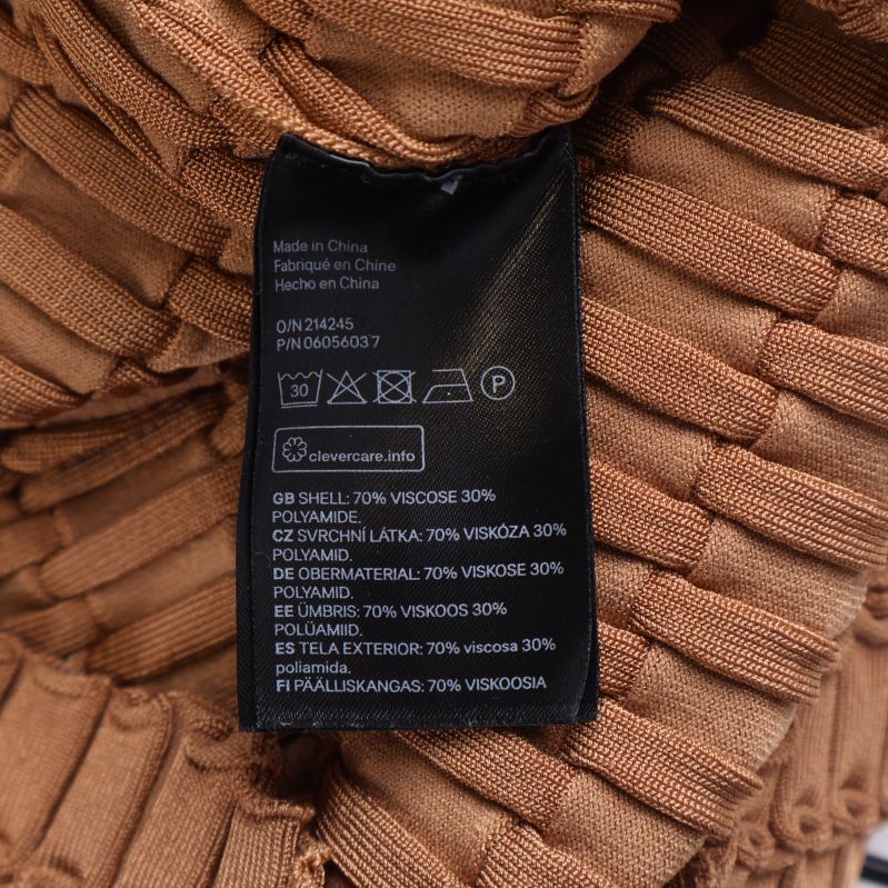 Materialetikett inuti tröjan med information om tygsammansättning