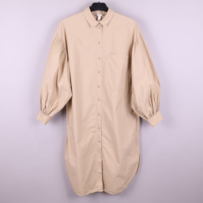 Beige skjortklänning med volymärm och knäppning framtill