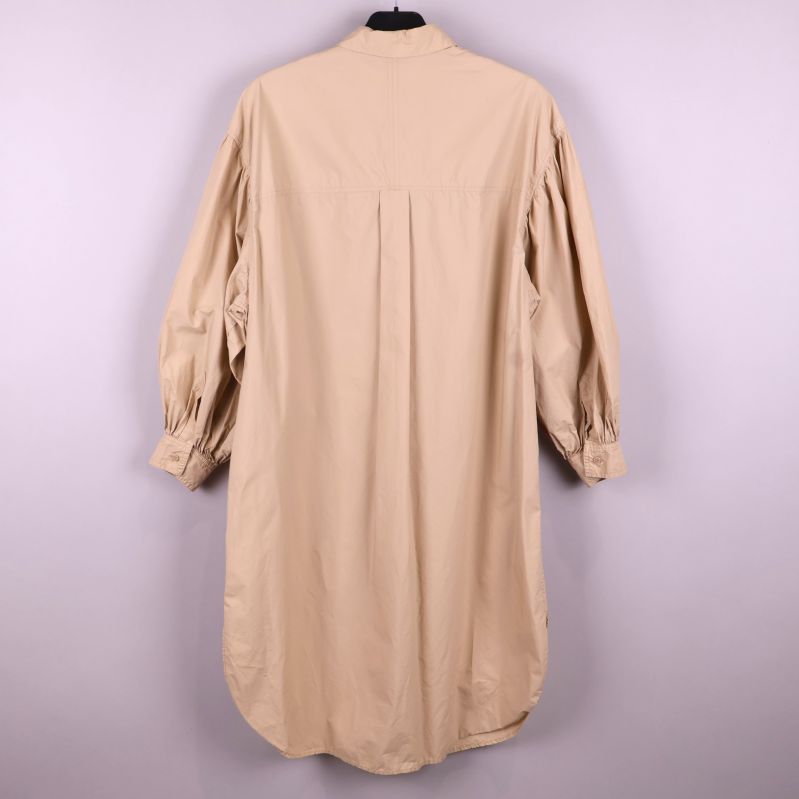 Baksida av beige skjortklänning i oversize-modell