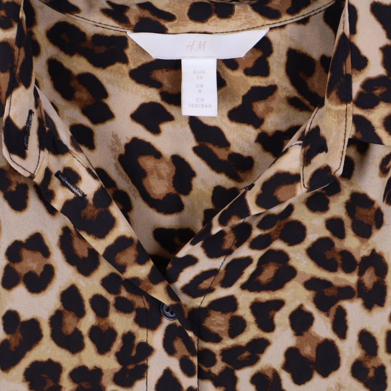Närbild av skjortans krage och leopardmönster