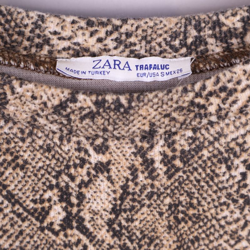Närbild på ZARA TRF etikett i nacken
