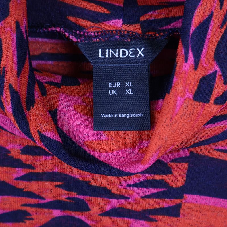 Närbild på Lindex-logga och storlek XL i nacketikett