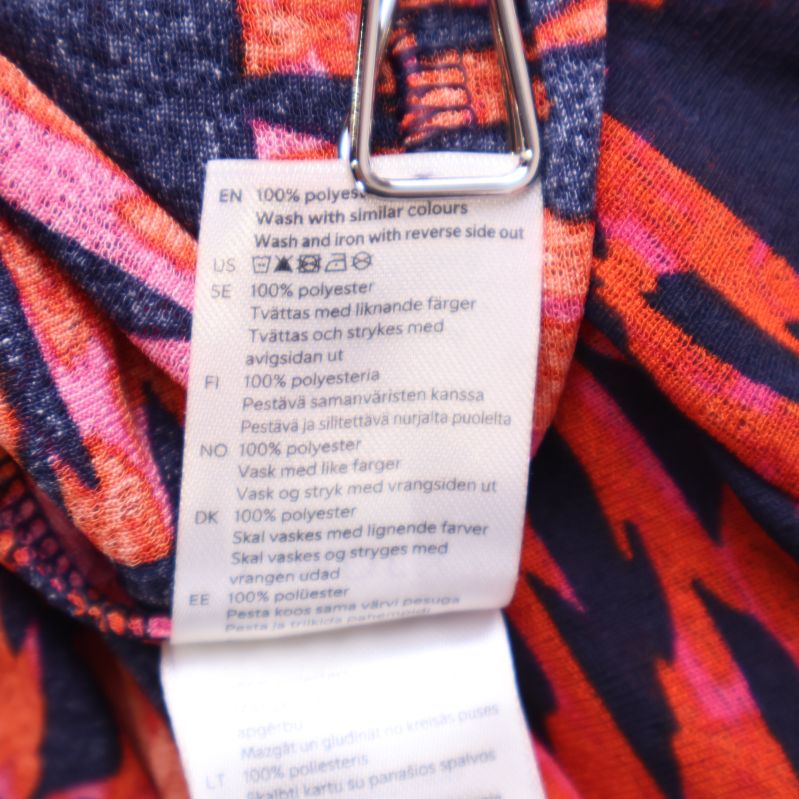 Materialmärkning visar 100% polyester på insidan