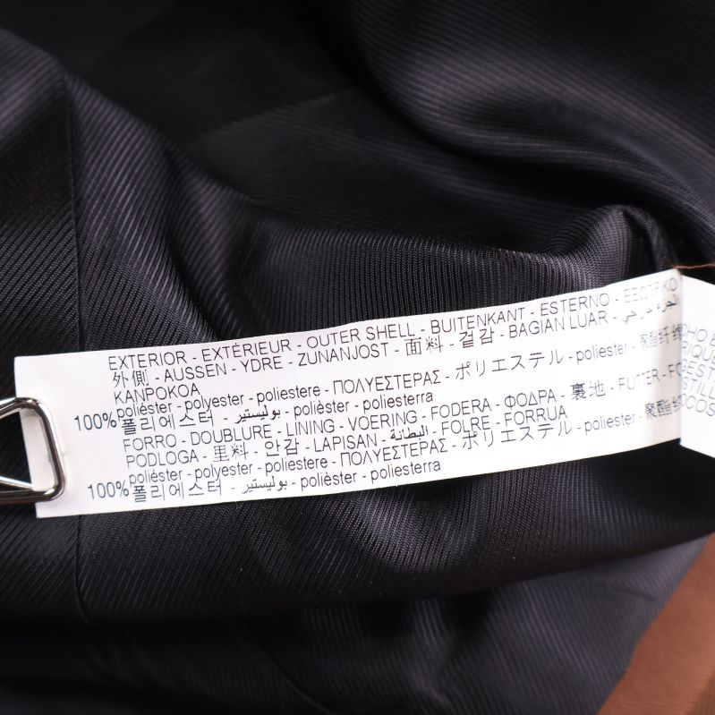 Materialetikett som visar 100% polyester