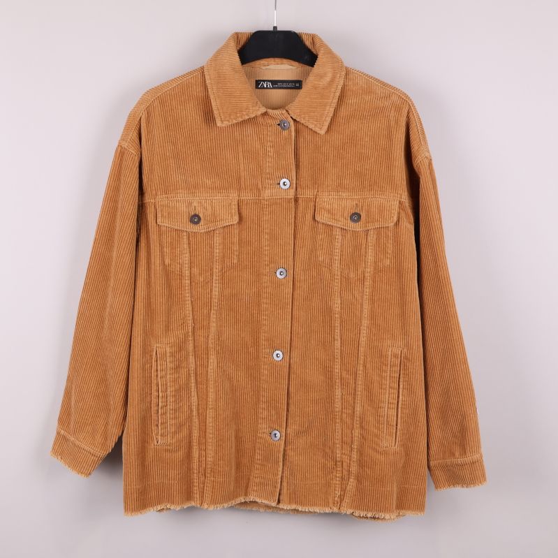 Klassisk beige kordjacka med knappar och fickor fram