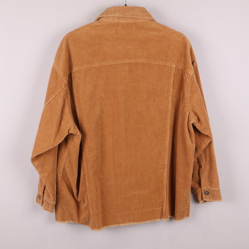 Baksidan av beige kordjacka visas hängande