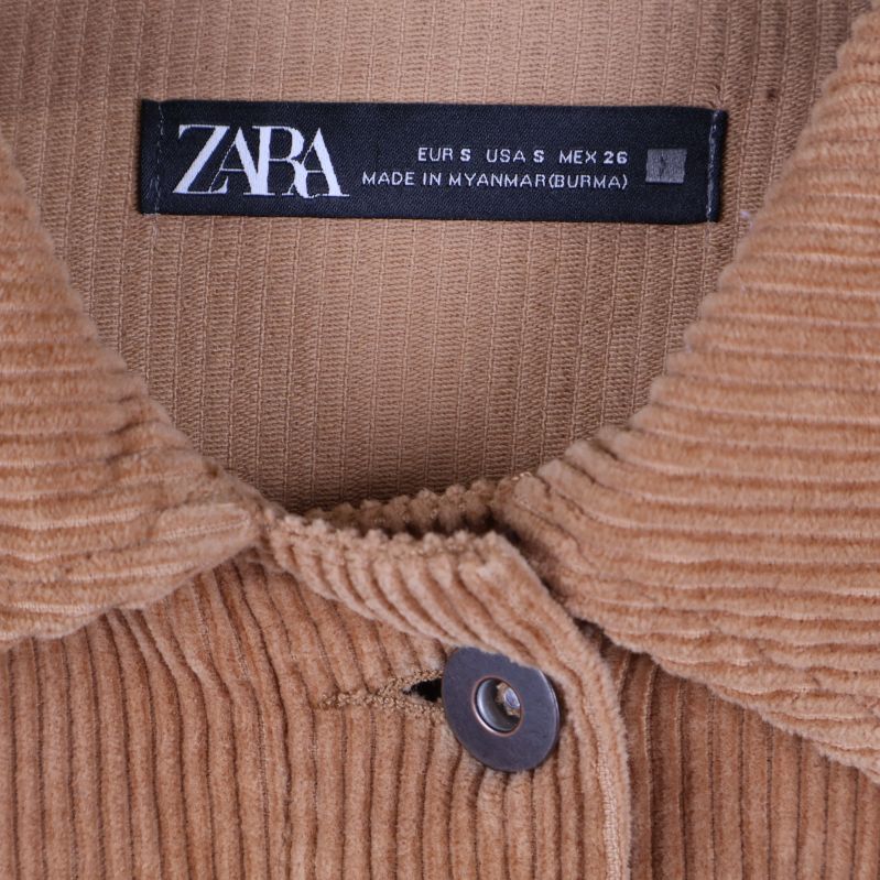 ZARA-märkesetikett i jackans krage