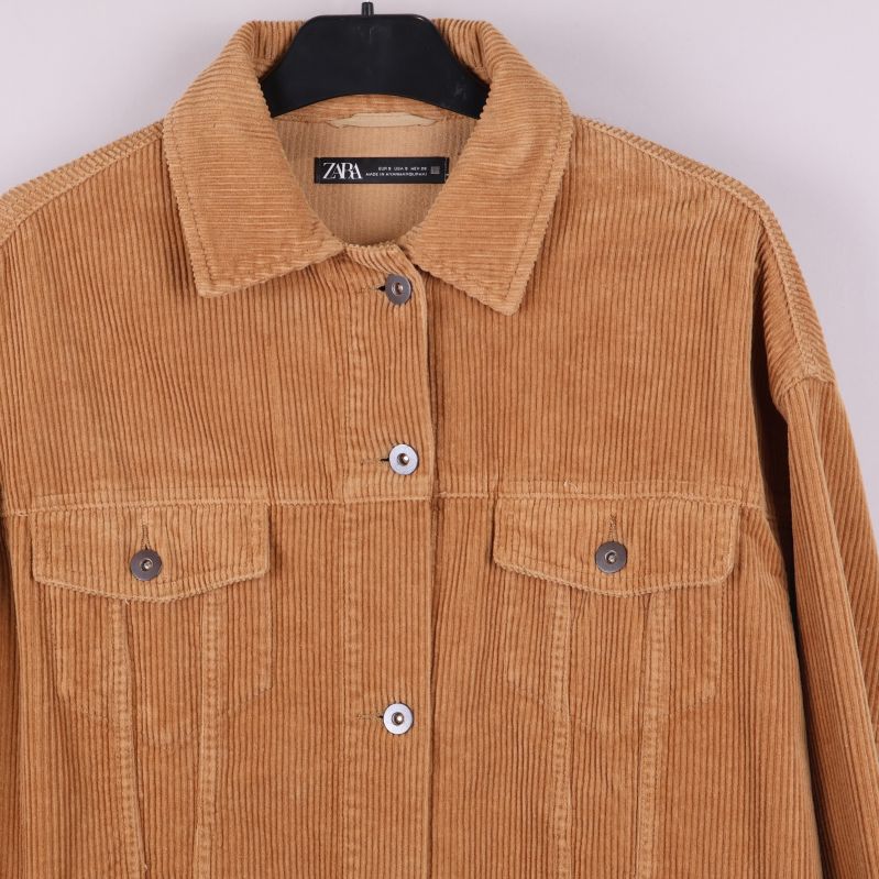 Närbild på axel och bröstfickor på kordjacka