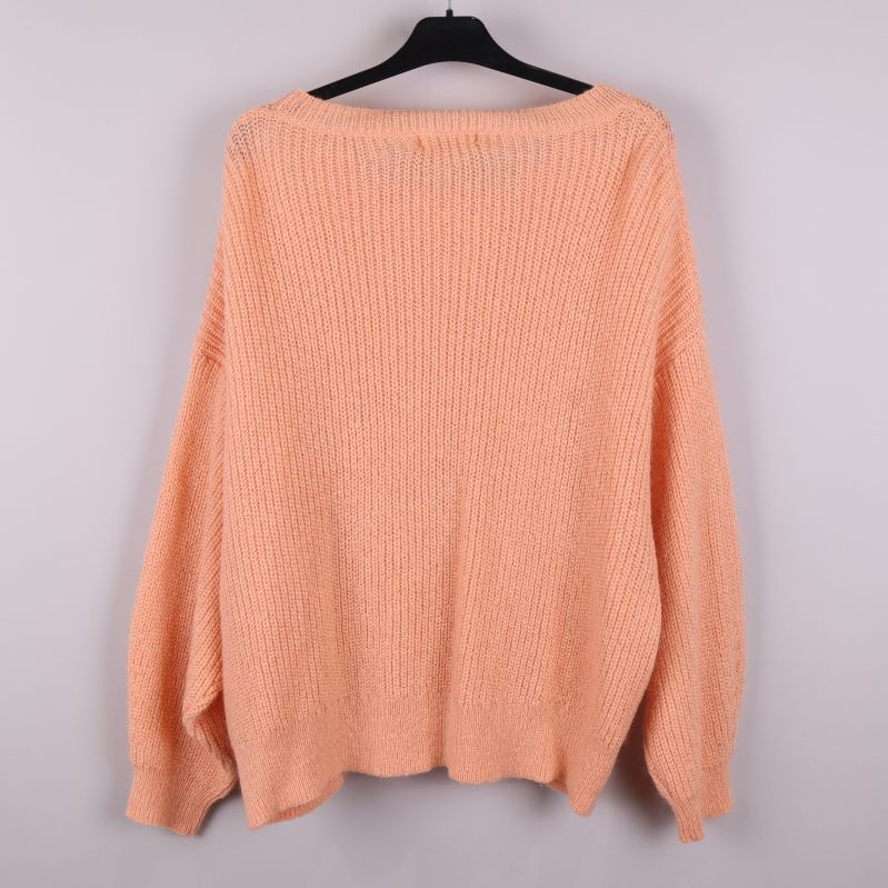 Stickad aprikos tröja bakifrån 