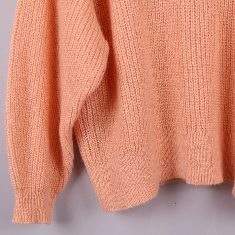 Närbild på tröjans ärm och ribbad mudd