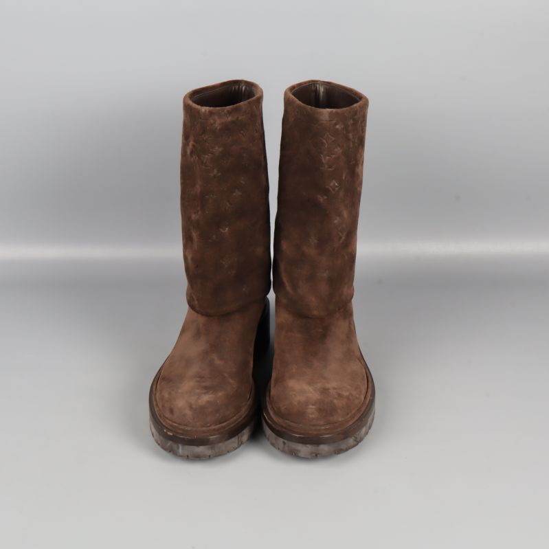 Bruna stövlar med monogram framtill och rund tå