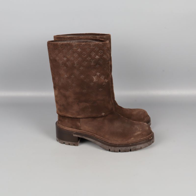 Bruna stövlar sett från sidan med Louis Vuitton-mönster