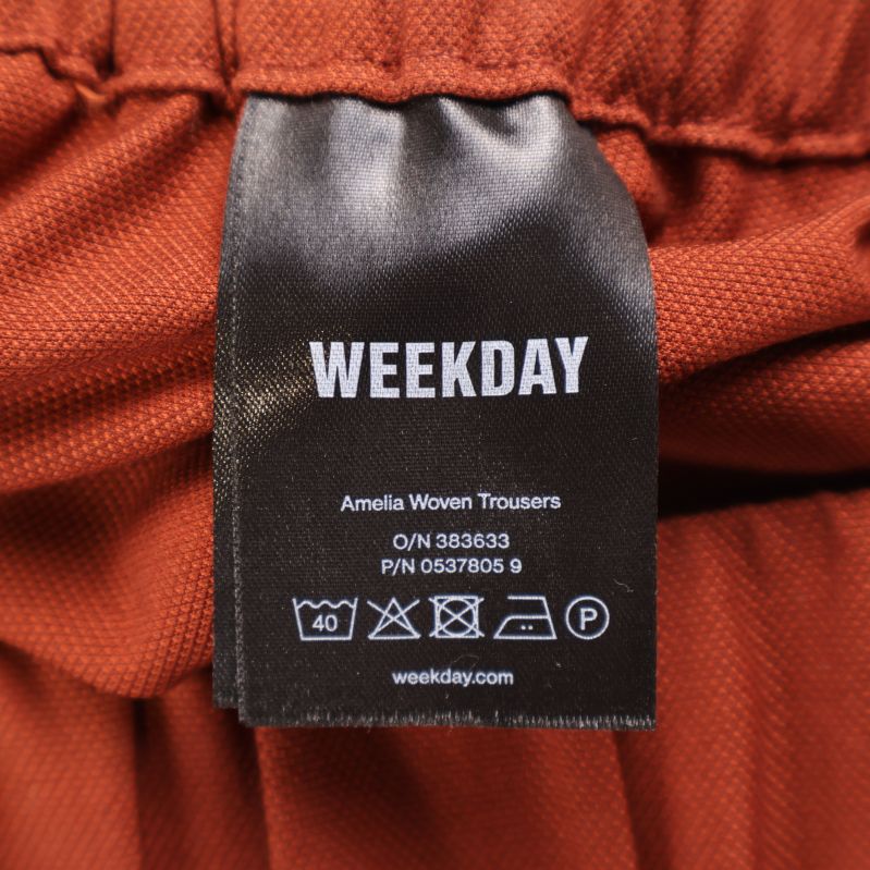 WEEKDAY etikett med modellnamn Amelia Woven Trousers
