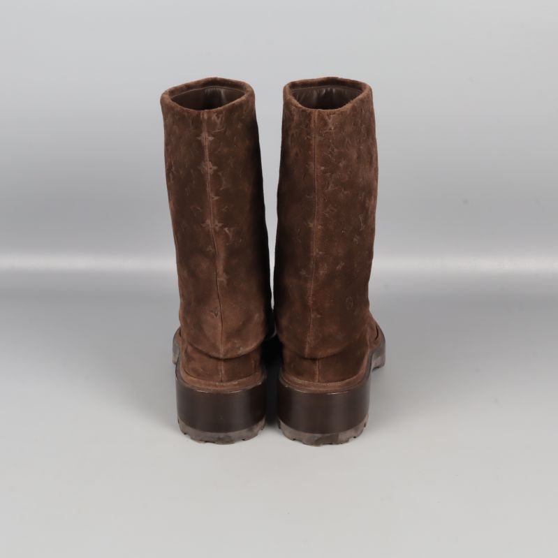 Baksidan på bruna stövlar i mocka med hög sula