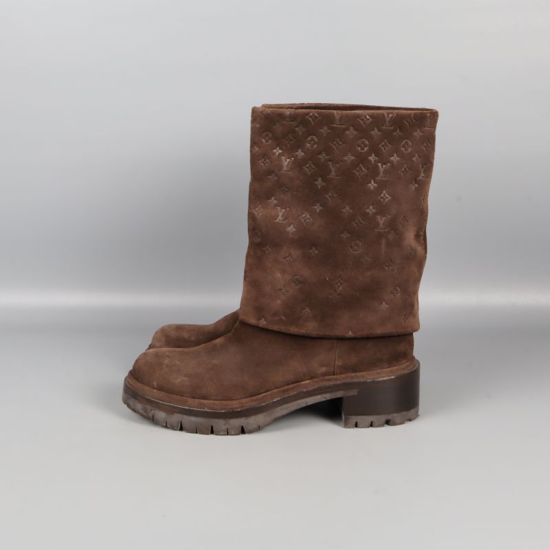 Bruna stövlar i mocka med präglat monogram och chunky sula