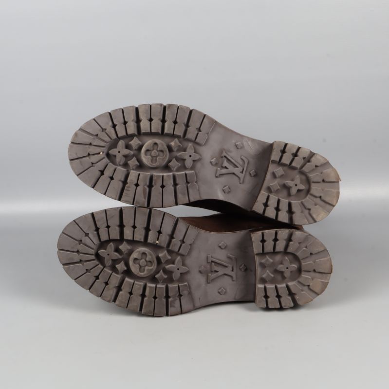 Sulan på bruna stövlar med Louis Vuitton-logga