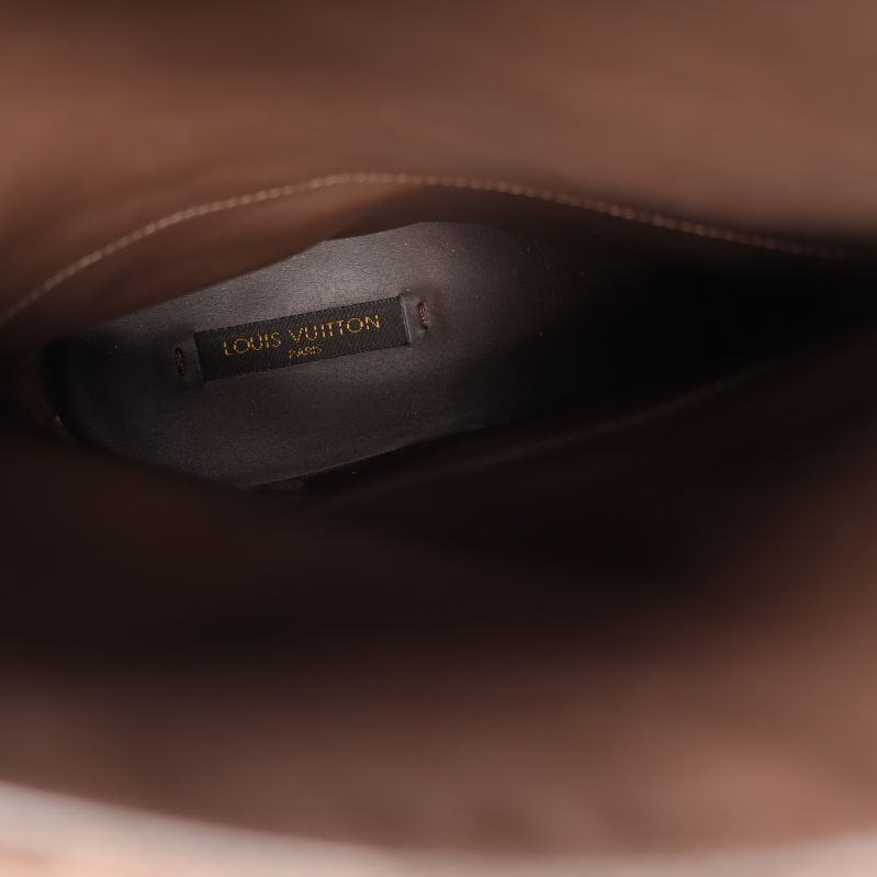 Insidan av stövel med Louis Vuitton-märkning på etikett