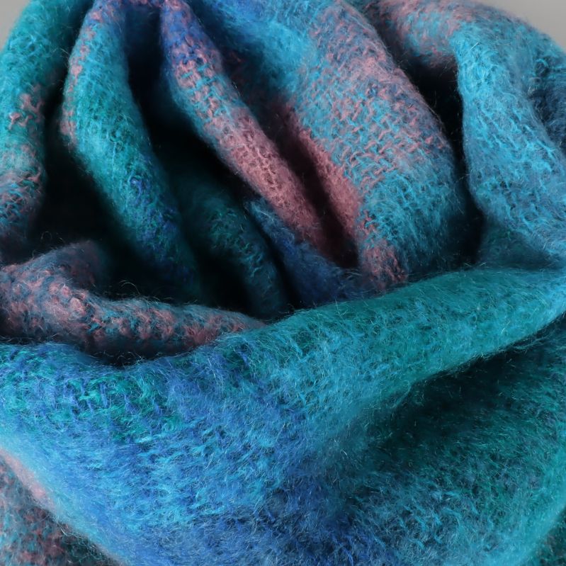 Närbild på mjukt mohairtyg i blått och grönt